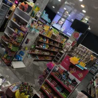 تعدادی نیروی ماهر نیمه ماهر در سوپر مارکت