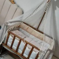 تخت چوبی نوزاد گهواره ای|تخت و صندلی بچه|اراک, |دیوار