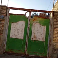 درحیاط ماشین رو
