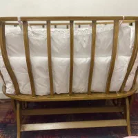 تخت کنار مادر