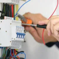 کسی که اموزش برق کاری ساختمان و صنعتی اموزش بده