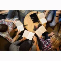 کتابخوانی و پیاده روی