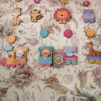 تعدادی اسباب بازی و ریسه اتاق کودک|اسباببازی بچه|پرند, فاز ۶|دیوار