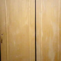 دو عدد درب کمد با یک چهارچوب.