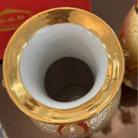 گلدان چینی با رنگ طلایی و گلهای برجسته|صنایع دستی و سایر لوازم تزئینی|تهران, آجودانیه|دیوار