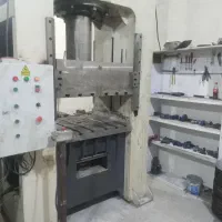 کارگر کارگاه تولیدی(پرسکاری  و تولید منبع انبساط )