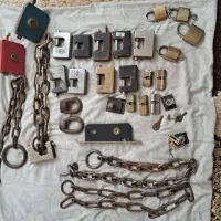 تعدادی قفل وزنجیر