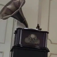 گرامافون با میز