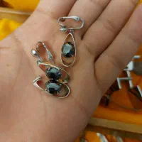 گوشواره و گردنی الماس سیاه