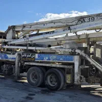 پمپ بتن اماده کار همه چی سالم