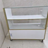 ویترین های گلاس سفید و چوبی صورتی