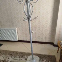 جا لباسی ایستاده