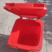 یک عدد سطل اشغال قرمز کم کار