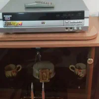 یک عدد دستگاه CD و میز تلویزیون چوبی
