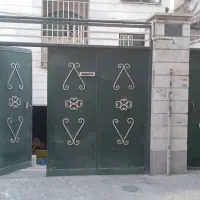 دوعدد در حیاط ماشین رو بزرگ و کوچک