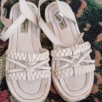 چند جفت کفش بچگانه و زنانه