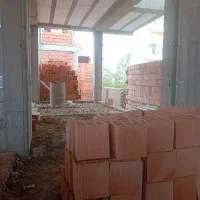 کارگر بنایی در ساختمان