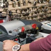 کلیدسازی میلاد(خدمات قفل و کلید منازل و اتومبیل)