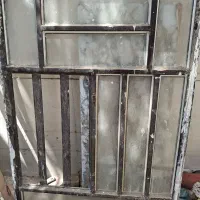 پنجره آهنی در حد نو سالم درب چوبی با قفل و دستگیره