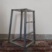 چهارپایه با آهن زد زنگ