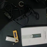 یک دستگاه کیف پول دیجیتالی ledger nano s