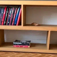 کتابخانه و زیرتلویزیونی