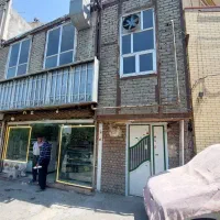 یک ساختمان دارای مغازه و انباری و کارگاه