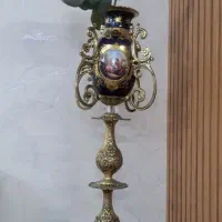 گلدان برنزی کنار سالنی