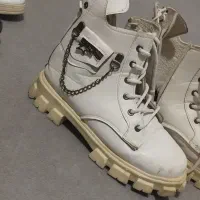 چند جفت کفش|کیف، کفش، کمربند|دورود, |دیوار