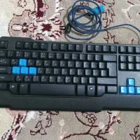 کیبورد همراه با یک موس