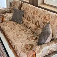 مبلمان در حد نو ۷ نفره همراه با میز وسط