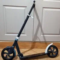 اسکوتر تعدادی اسباب بازی