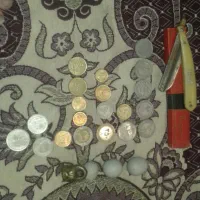 تعدادی سکه جمهوری ویک دسته تیغ ازجنس استخان