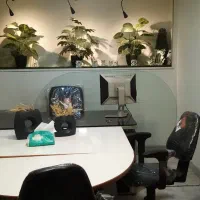 اجاره-قسمتی-از-دفتر-پیشخوان-همراه-میزو-صندلی-درعکس