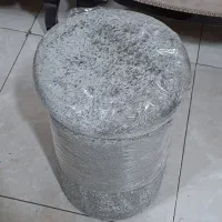 پافر کنار تخت خواب و میز