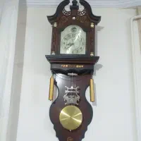 یک عدد ساعت  و یک تابلو