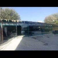 دیوار شیشه همراه با سایبان