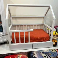 تخت خواب کودک به همراه تشک و دراور و بوفه
