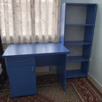 میز تحریر و کتابخانه