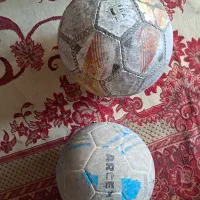 دو عدد توپ‌ فوتبال