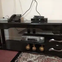 میز تلویزیون شیشه ای در حد نو