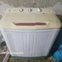 یک لباس شویی یک تلویزیون و دوتا متور لباس شویی