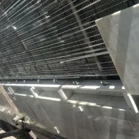 به یک گارگر و بنا سنگ‌کاری