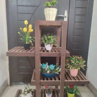 استند گل چوبی همراه با ۸ تا گلدان گل