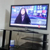 میز شیشه ای و تلویزیون ال ای دی سامسونگ