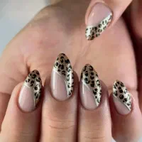 کاشت ناخن ۳۵۰ تومان با لاک یکهفته تضمینی