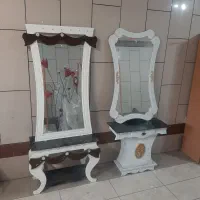 اینه و میز اباژور کنار سالنی اینه قدی