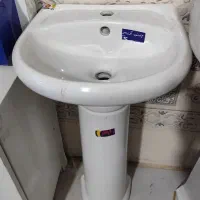 روشویی دستشویی و آینه و  دوش حمام