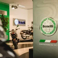 تعمیر کار موتور سیکلت انژکتور