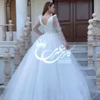 یک عدد لباس عروس با تاج و تور